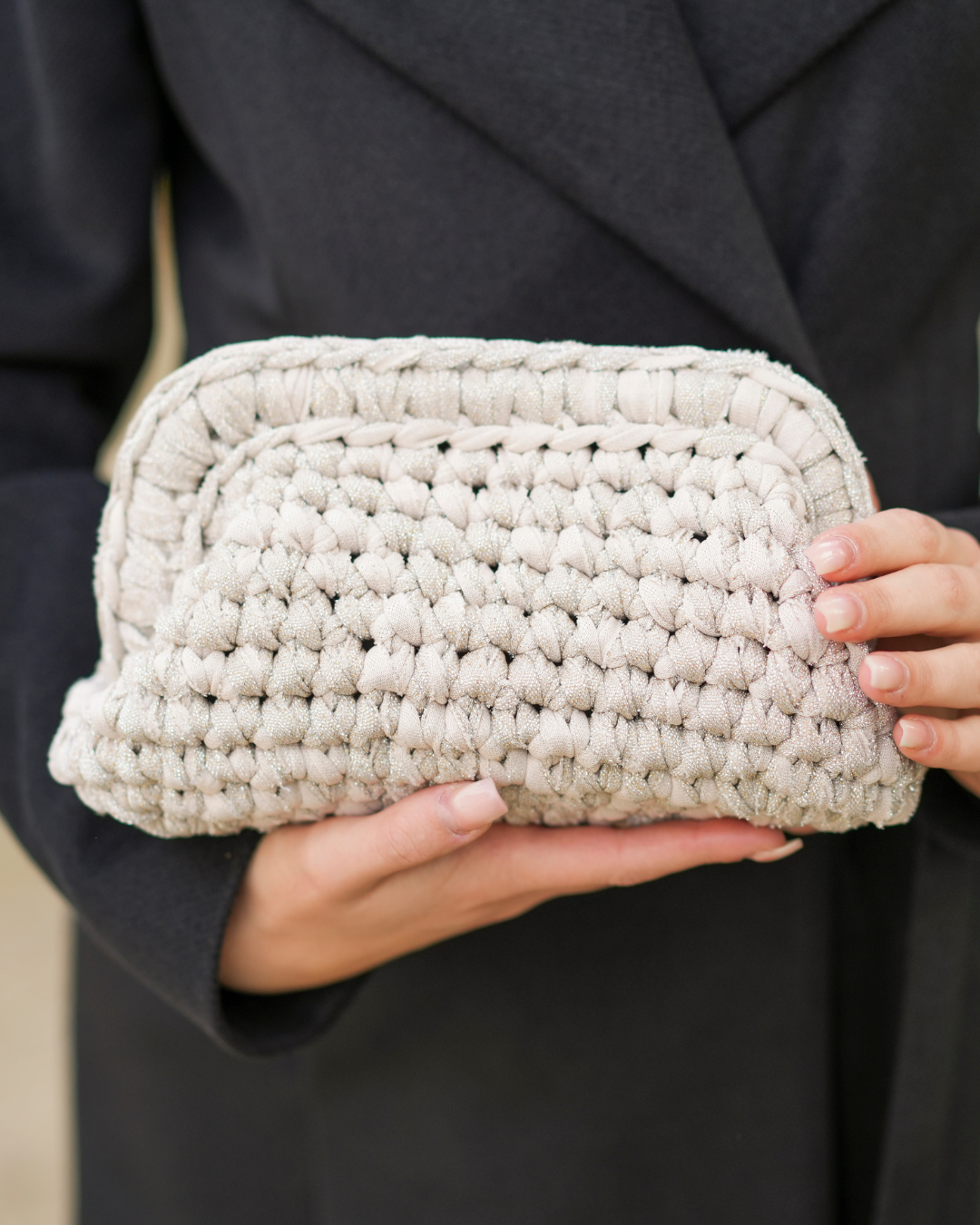 Ambra Glitter Clutch (Taglia M)
Eleganza e brillantezza in un unico accessorio. La clutch Ambra Glitter, con tessuto scintillante e chiusura automatica, è perfetta per aggiungere un tocco glamour a ogni look. Dimensioni: 25x14x13 cm. 
Ordinabili anche nelle taglie S (29€) e L (49€).
Prezzo per la M: 39€.