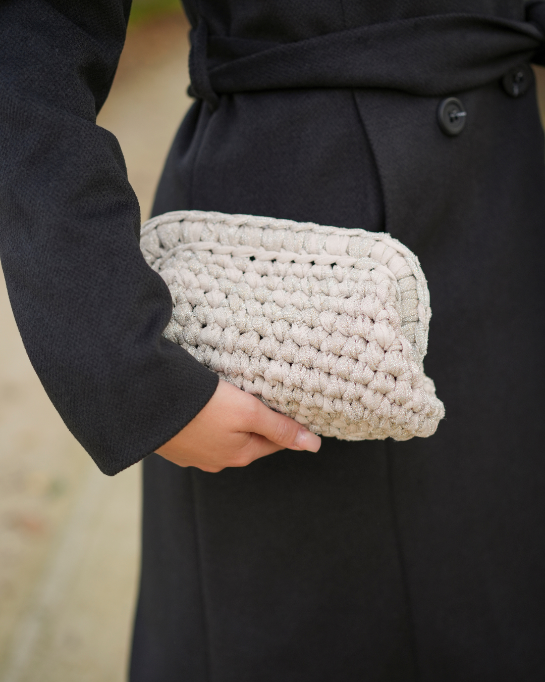 Ambra Glitter Clutch (Taglia M)
Eleganza e brillantezza in un unico accessorio. La clutch Ambra Glitter, con tessuto scintillante e chiusura automatica, è perfetta per aggiungere un tocco glamour a ogni look. Dimensioni: 25x14x13 cm. 
Ordinabili anche nelle taglie S (29€) e L (49€).
Prezzo per la M: 39€.