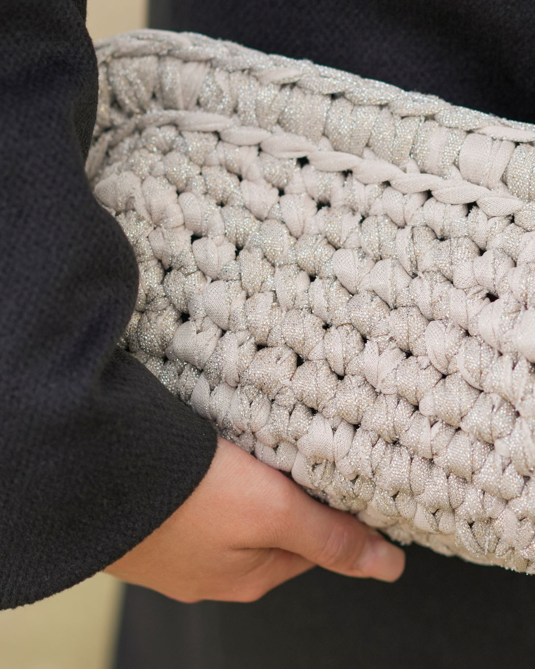 Ambra Glitter Clutch (Taglia M)
Eleganza e brillantezza in un unico accessorio. La clutch Ambra Glitter, con tessuto scintillante e chiusura automatica, è perfetta per aggiungere un tocco glamour a ogni look. Dimensioni: 25x14x13 cm. 
Ordinabili anche nelle taglie S (29€) e L (49€).
Prezzo per la M: 39€.