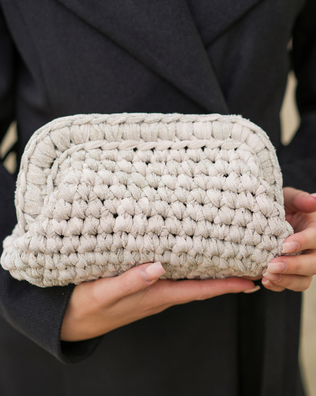 Ambra Glitter Clutch (Taglia M)
Eleganza e brillantezza in un unico accessorio. La clutch Ambra Glitter, con tessuto scintillante e chiusura automatica, è perfetta per aggiungere un tocco glamour a ogni look. Dimensioni: 25x14x13 cm. 
Ordinabili anche nelle taglie S (29€) e L (49€).
Prezzo per la M: 39€.