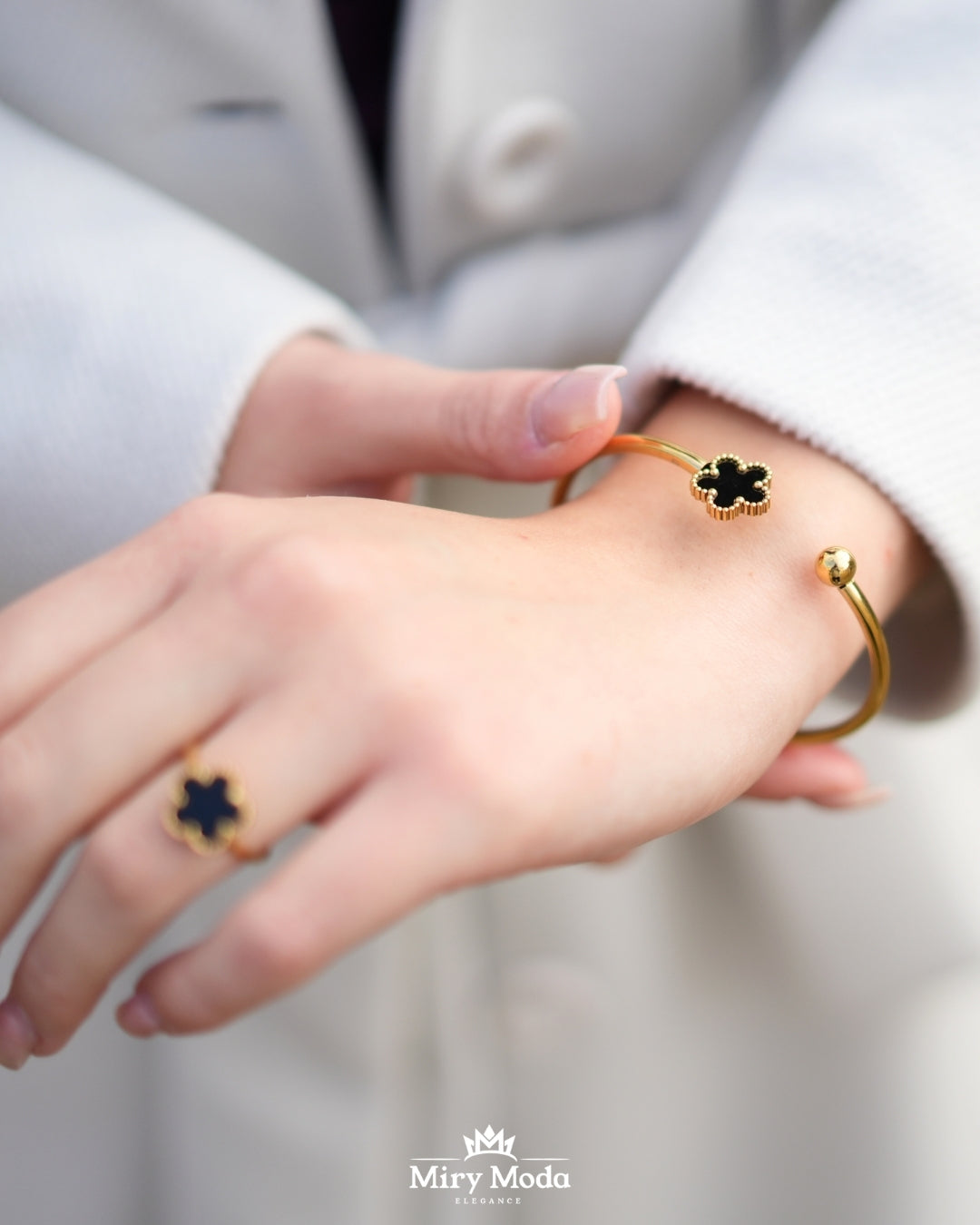 Anello Quadrifoglio Gold con Fiore Nero Regolabile