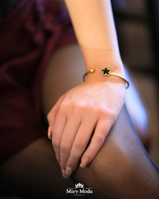 Bracciale Tennis Silver con Fiori Uniti
Un bracciale regolabile con un design raffinato e strass crystal.