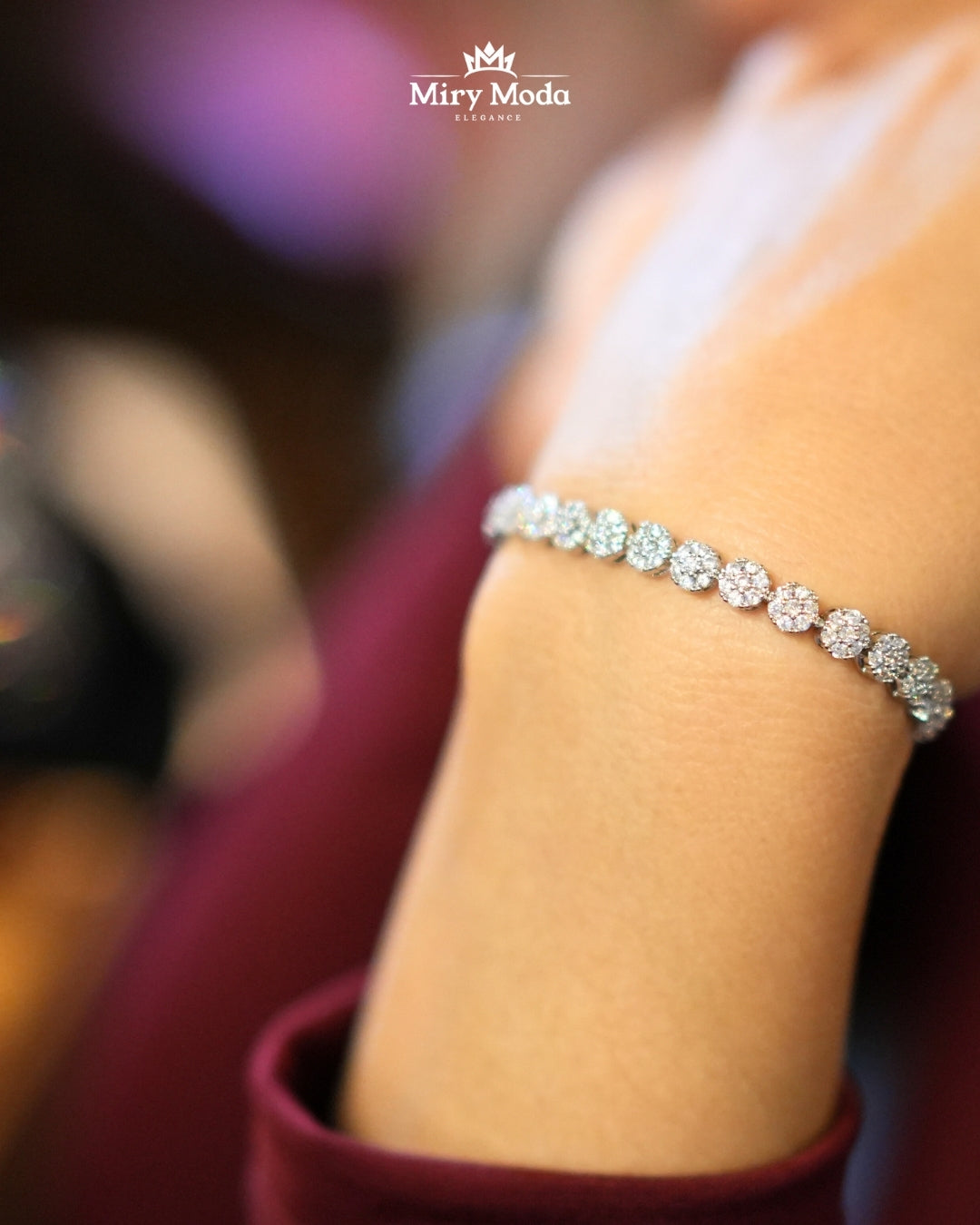 Bracciale Tennis Silver con Fiori Uniti
Un gioiello che unisce raffinatezza e attenzione ai dettagli. I fiori uniti in strass crystal creano un bracciale tennis elegante e regolabile, perfetto per le occasioni più speciali.
Indossalo con una collana tennis per un look coordinato e raffinato.