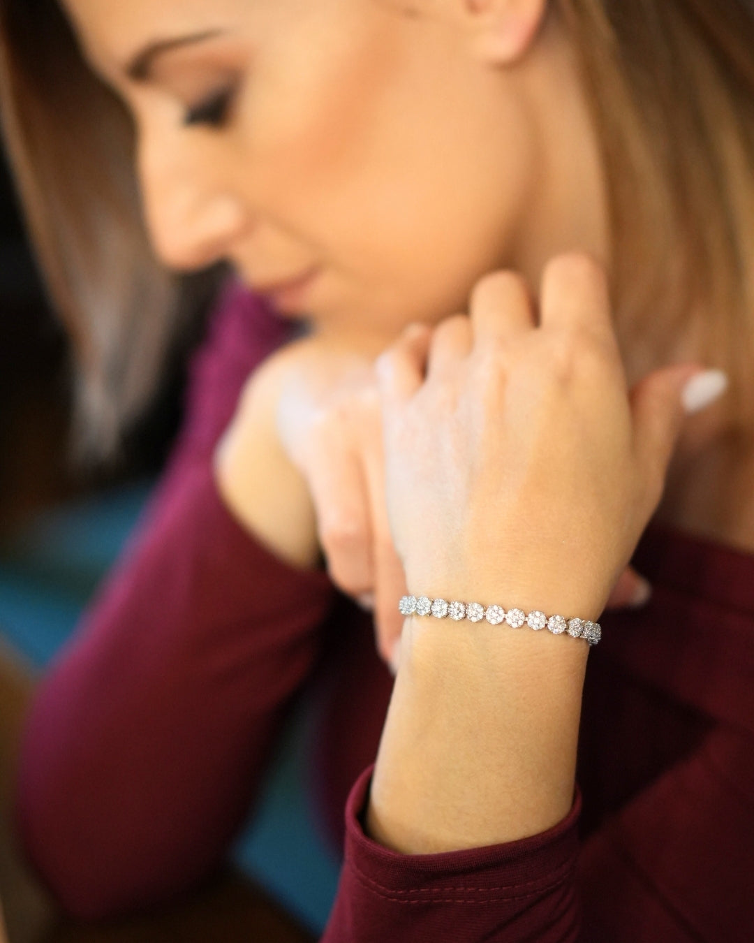 Bracciale Tennis Silver con Fiori Uniti
Un gioiello che unisce raffinatezza e attenzione ai dettagli. I fiori uniti in strass crystal creano un bracciale tennis elegante e regolabile, perfetto per le occasioni più speciali.
Indossalo con una collana tennis per un look coordinato e raffinato.
