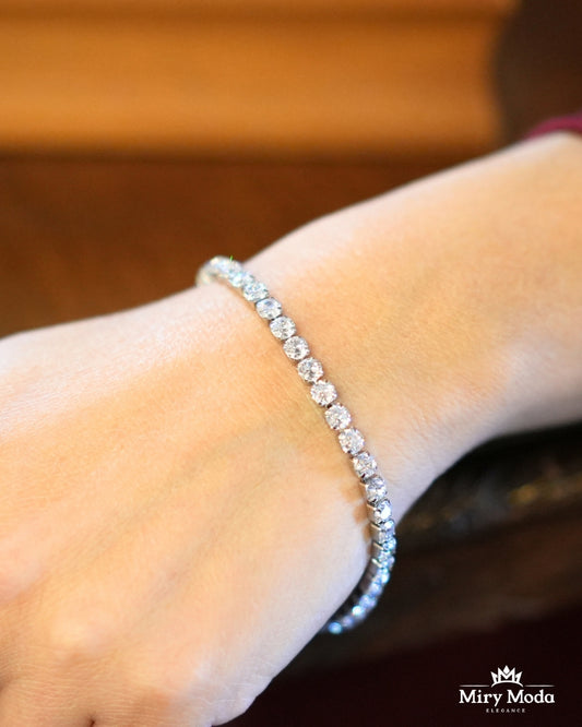 Bracciale Tennis Silver con Strass Crystal 4mm
Descrizione:
Un design classico che non passa mai di moda. Questo bracciale tennis regolabile, decorato con strass crystal di 4 mm, è un accessorio essenziale per aggiungere un tocco di eleganza a qualsiasi outfit.
Azione:
Perfetto da indossare quotidianamente, con un orologio o altri bracciali sottili.