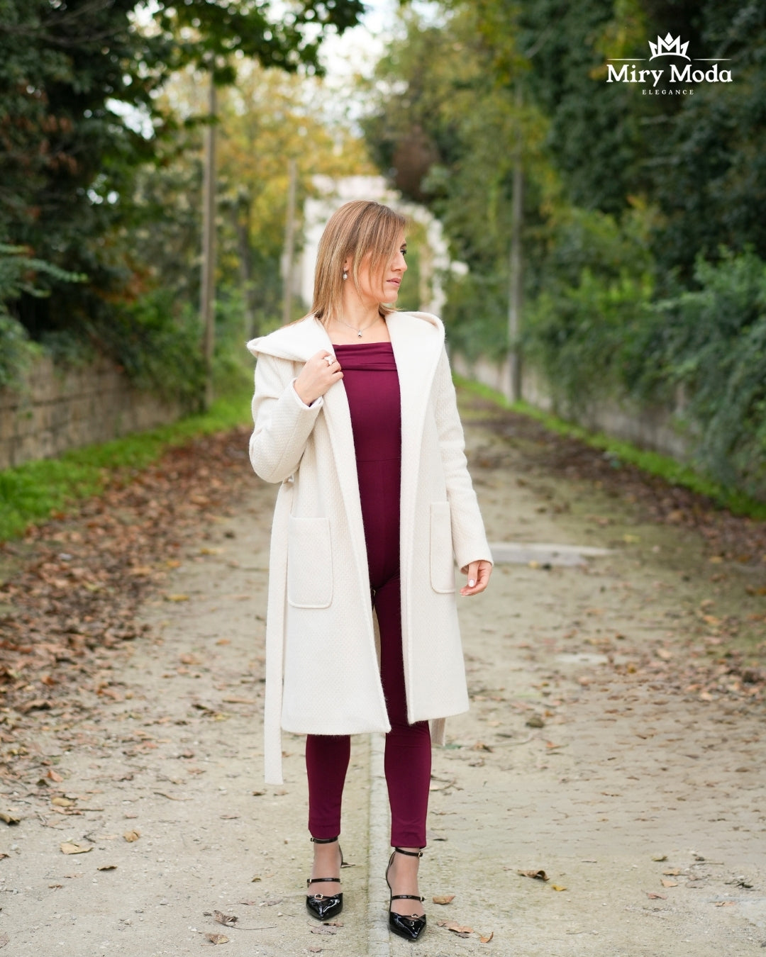 Cappottino Vestaglia con Cappuccio in Tessuto Lavorato
Un capo di classe che garantisce comfort e stile. 
Il tessuto lavorato, unito al cappuccio pratico, lo rende ideale per il giorno e la sera. Disponibile dalla taglia 40 alla 52, perfetto per ogni silhouette. Prezzo: 129€.