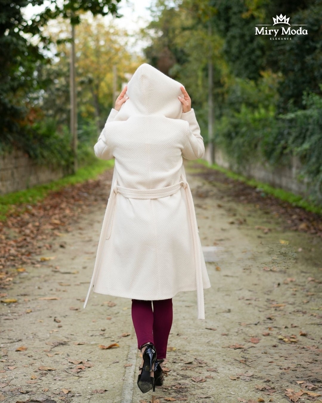 Cappottino Vestaglia con Cappuccio in Tessuto Lavorato
Un capo di classe che garantisce comfort e stile. 
Il tessuto lavorato, unito al cappuccio pratico, lo rende ideale per il giorno e la sera. Disponibile dalla taglia 40 alla 52, perfetto per ogni silhouette. Prezzo: 129€.