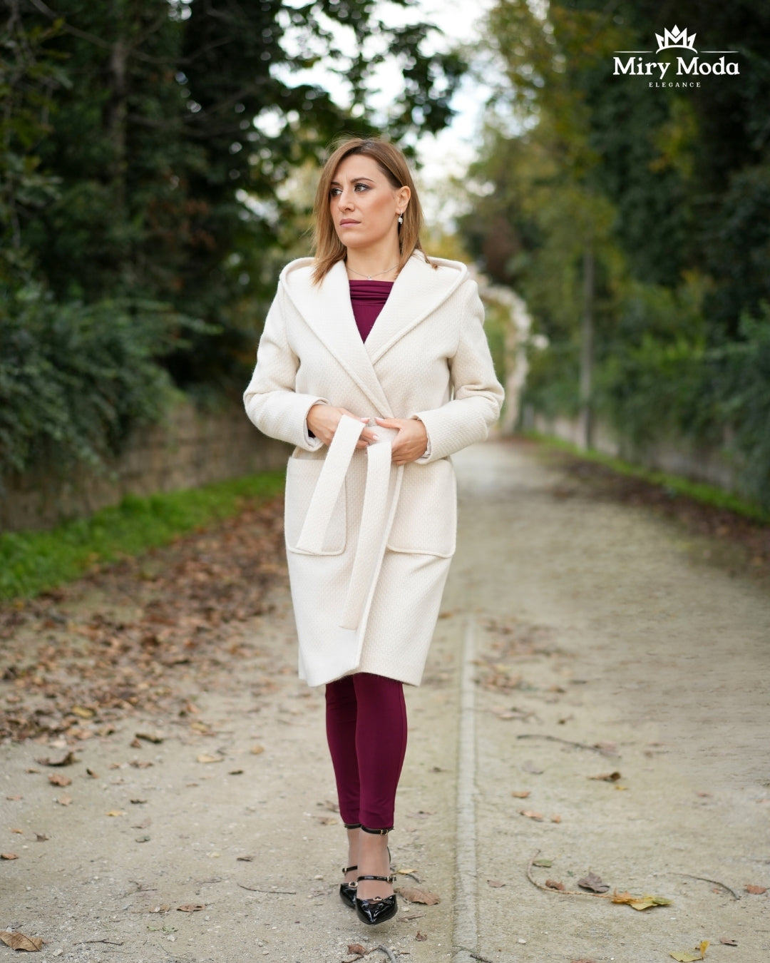 Un capo di classe che garantisce comfort e stile. Il tessuto lavorato, unito al cappuccio pratico, lo rende ideale per il giorno e la sera. Disponibile dalla taglia 40 alla 52, perfetto per ogni silhouette. Prezzo: 129€.