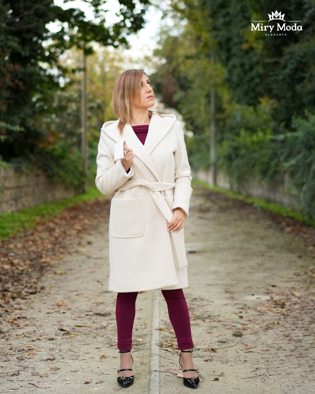 Un capo di classe che garantisce comfort e stile. Il tessuto lavorato, unito al cappuccio pratico, lo rende ideale per il giorno e la sera. Disponibile dalla taglia 40 alla 52, perfetto per ogni silhouette. Prezzo: 129€.