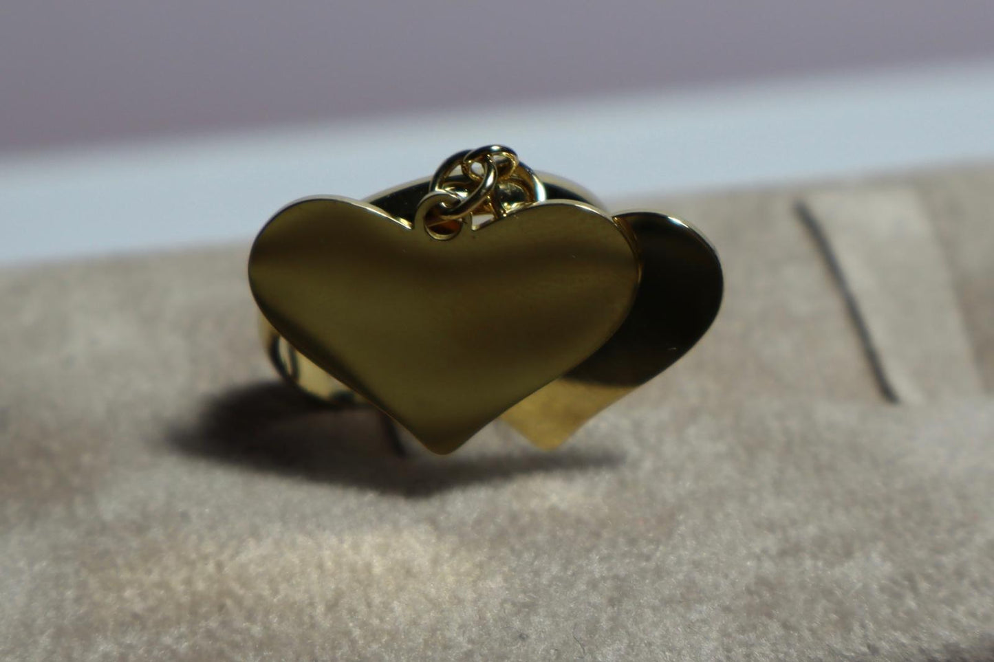 Anello con cuori pendenti.