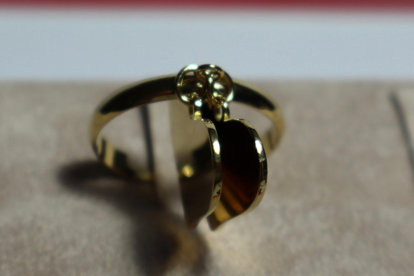 Anello con cuori pendenti.