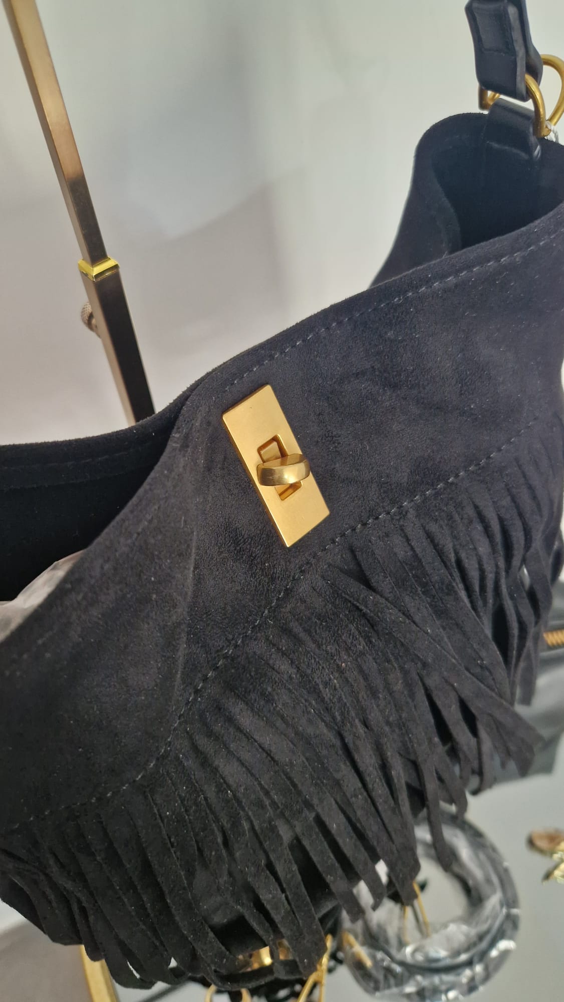 Borsa camoscio con frange.