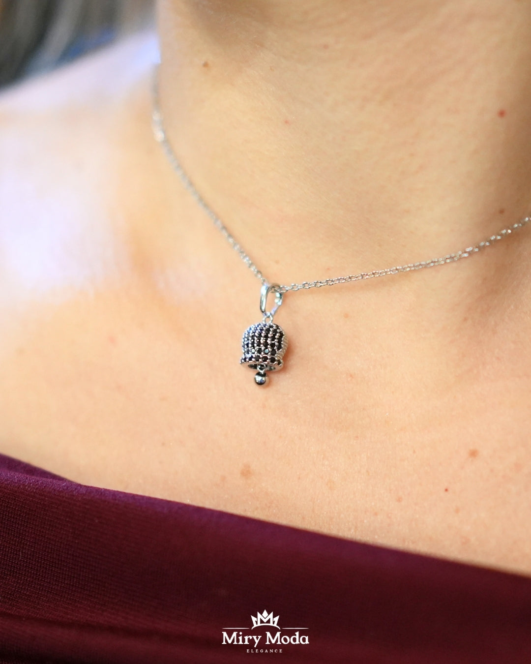 Set Campanelle Porta Fortuna Silver con Strass Black
Descrizione:
Raffinato e magnetico, questo set in argento è impreziosito da strass neri che aggiungono un tocco di mistero e fascino. Il design delle campanelle unisce tradizione e stile contemporaneo, rendendolo un regalo perfetto per chi ama dettagli eleganti e simbolici.