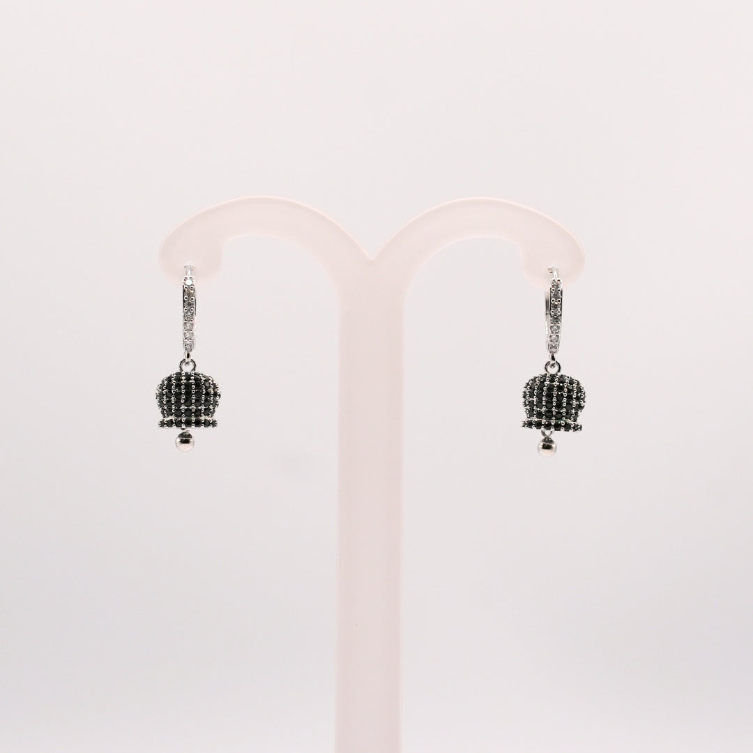 Set Campanelle Porta Fortuna Silver con Strass Black
Descrizione:
Raffinato e magnetico, questo set in argento è impreziosito da strass neri che aggiungono un tocco di mistero e fascino. Il design delle campanelle unisce tradizione e stile contemporaneo, rendendolo un regalo perfetto per chi ama dettagli eleganti e simbolici.