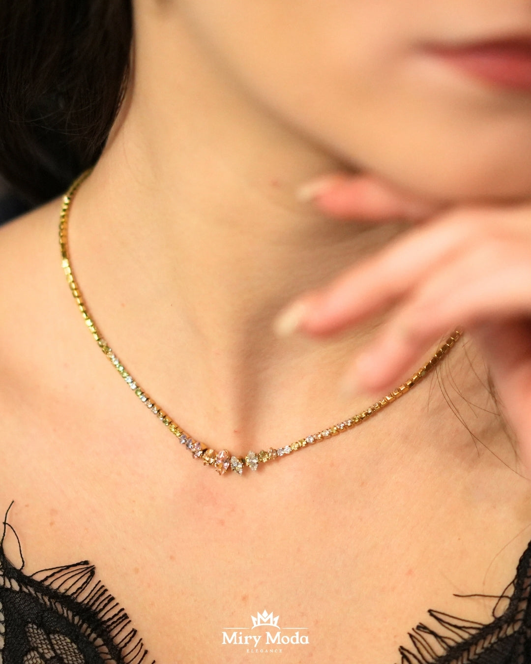 Set Cerchi Oro con Pietre Colorate
Lasciati affascinare da questo set composto da collana e orecchini a cerchio, decorati con pietre colorate su fondo oro. Un design fresco e contemporaneo che si adatta sia a look casual che eleganti.