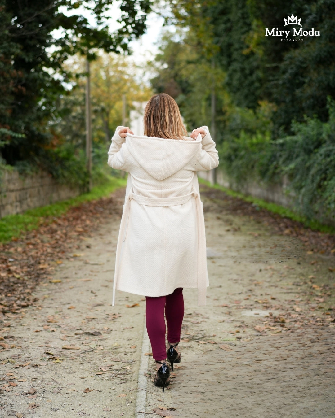 Un capo di classe che garantisce comfort e stile. Il tessuto lavorato, unito al cappuccio pratico, lo rende ideale per il giorno e la sera. Disponibile dalla taglia 40 alla 52, perfetto per ogni silhouette. Prezzo: 129