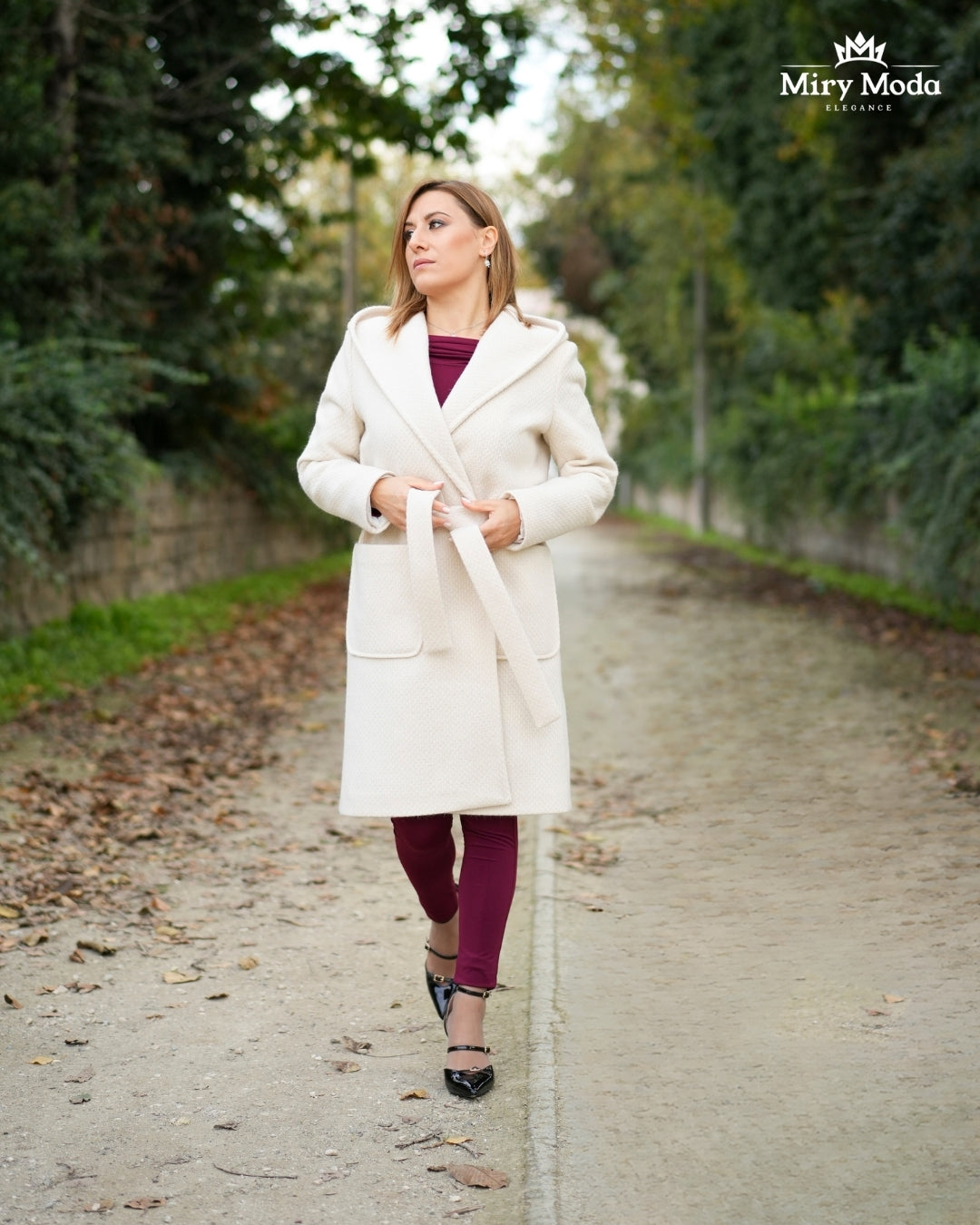 Un capo di classe che garantisce comfort e stile. Il tessuto lavorato, unito al cappuccio pratico, lo rende ideale per il giorno e la sera. Disponibile dalla taglia 40 alla 52, perfetto per ogni silhouette. Prezzo: 129€.