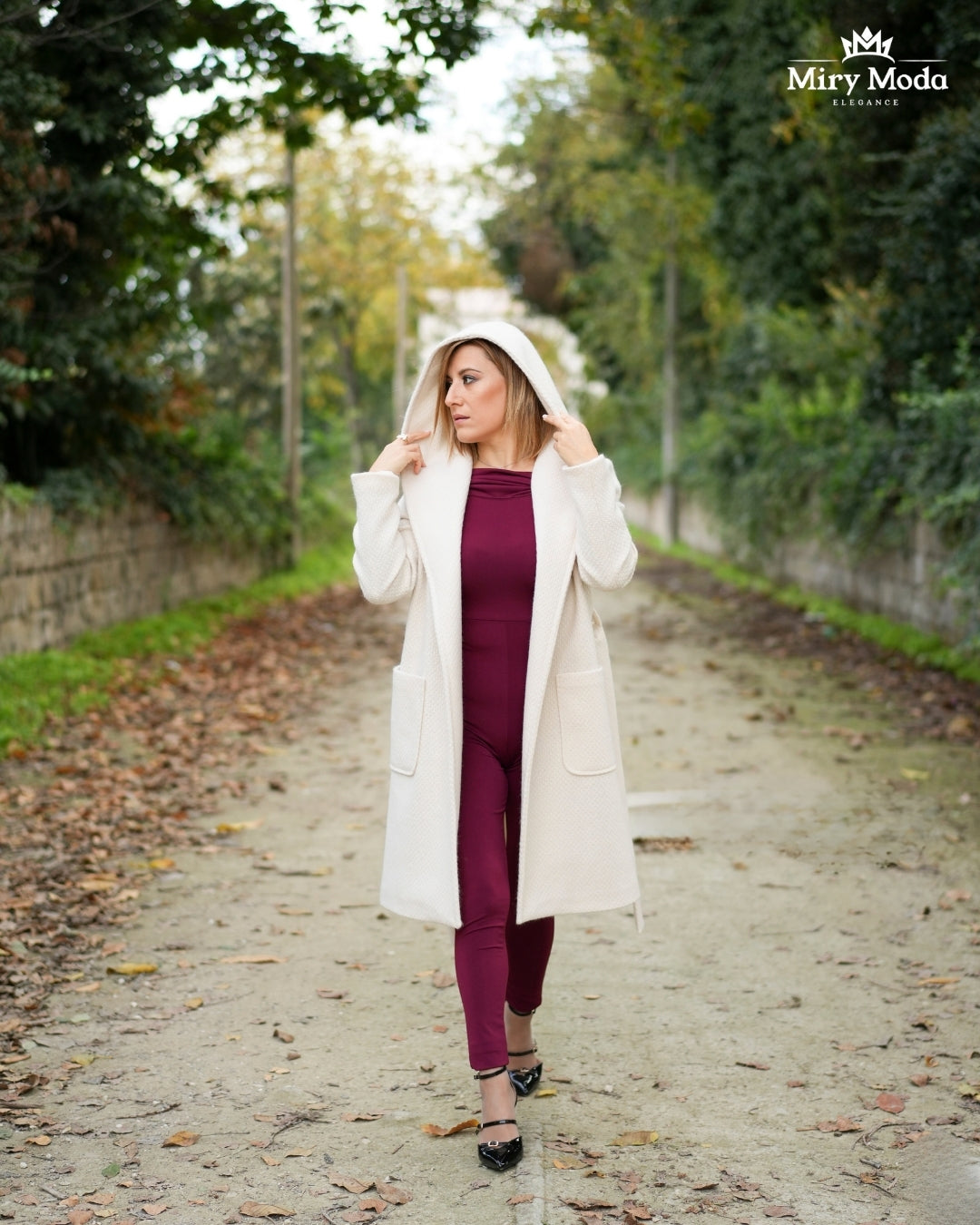 Un capo di classe che garantisce comfort e stile. Il tessuto lavorato, unito al cappuccio pratico, lo rende ideale per il giorno e la sera. Disponibile dalla taglia 40 alla 52, perfetto per ogni silhouette. Prezzo: 129€.