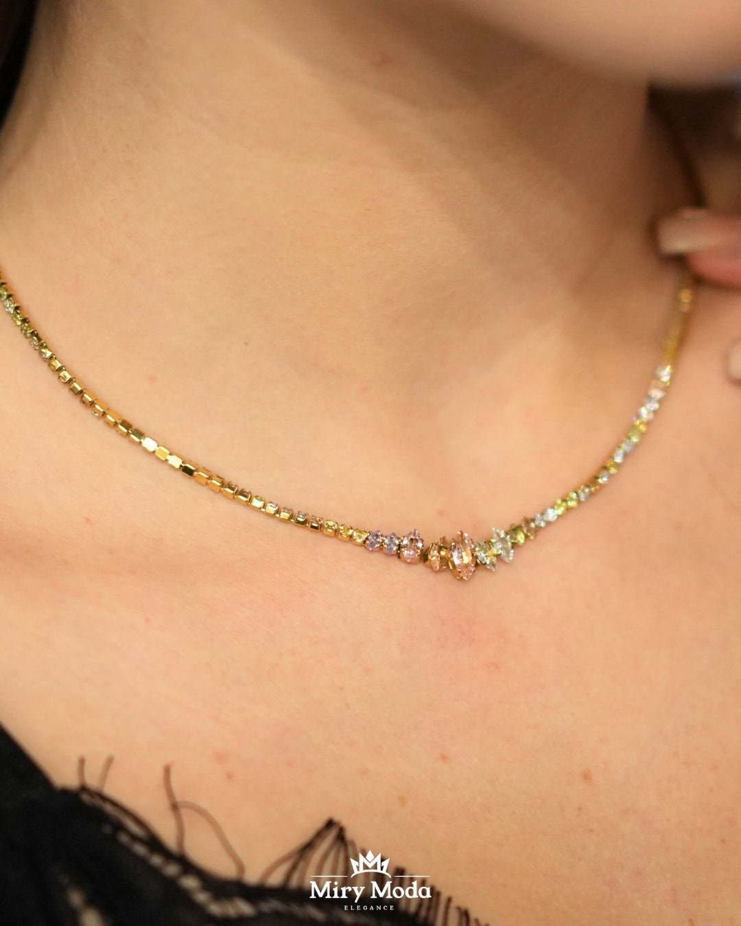 Set Cerchi Oro con Pietre Colorate
Lasciati affascinare da questo set composto da collana e orecchini a cerchio, decorati con pietre colorate su fondo oro. Un design fresco e contemporaneo che si adatta sia a look casual che eleganti.