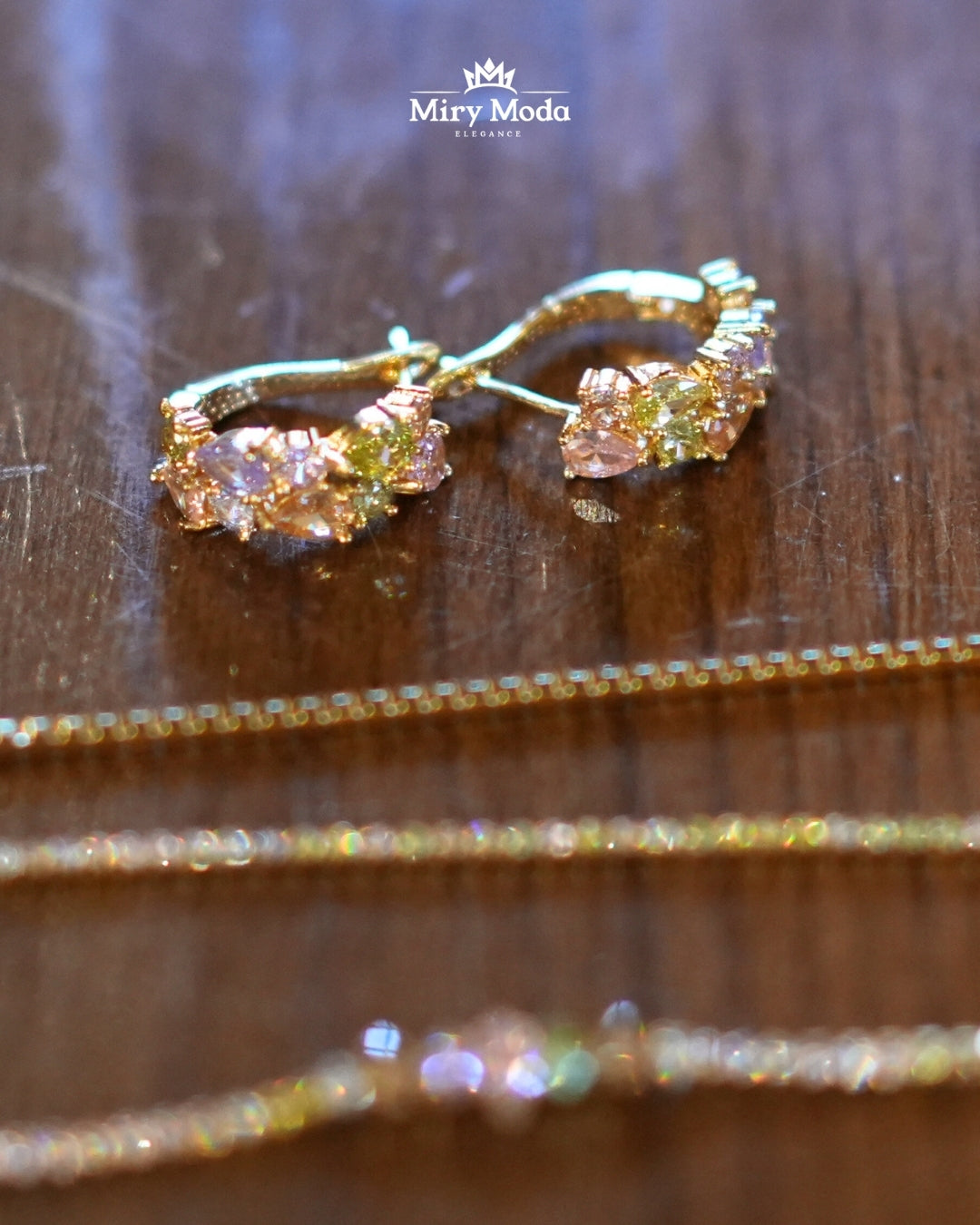 Set Cerchi Oro con Pietre Colorate
Lasciati affascinare da questo set composto da collana e orecchini a cerchio, decorati con pietre colorate su fondo oro. Un design fresco e contemporaneo che si adatta sia a look casual che eleganti.