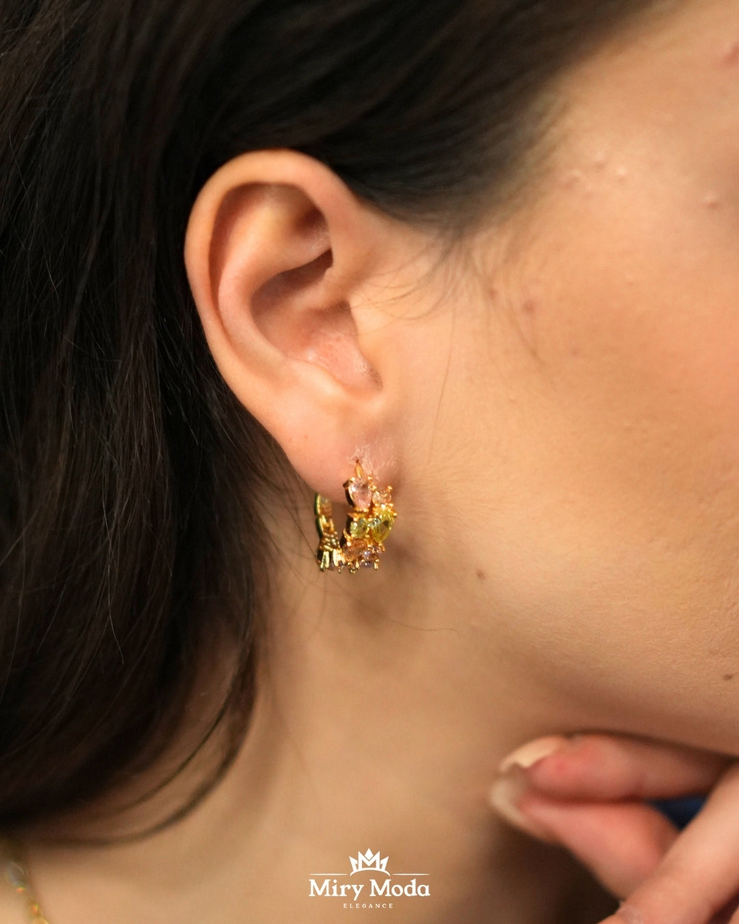 Set Cerchi Oro con Pietre Colorate
Lasciati affascinare da questo set composto da collana e orecchini a cerchio, decorati con pietre colorate su fondo oro. Un design fresco e contemporaneo che si adatta sia a look casual che eleganti.