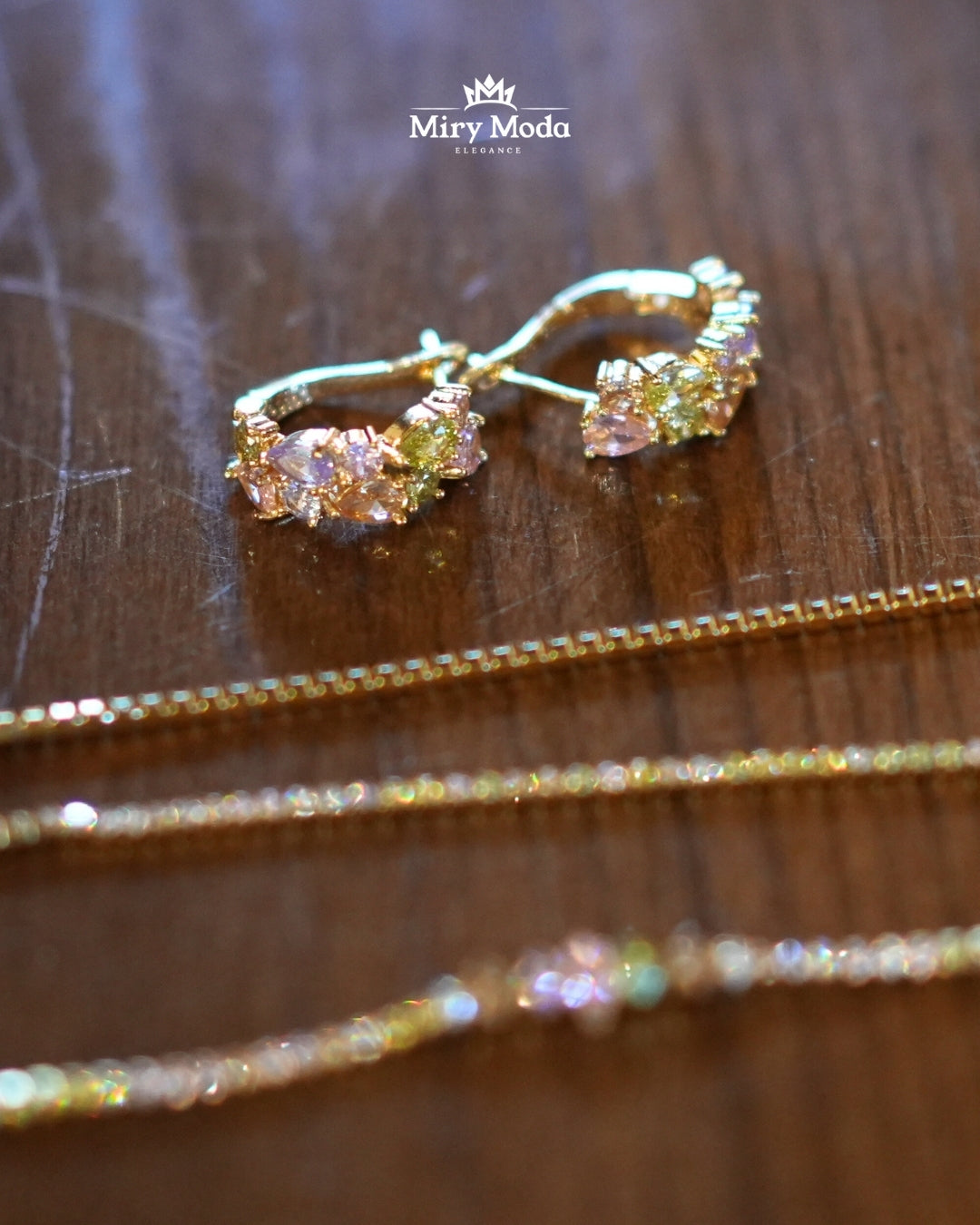 Set Cerchi Oro con Pietre Colorate
Lasciati affascinare da questo set composto da collana e orecchini a cerchio, decorati con pietre colorate su fondo oro. Un design fresco e contemporaneo che si adatta sia a look casual che eleganti.