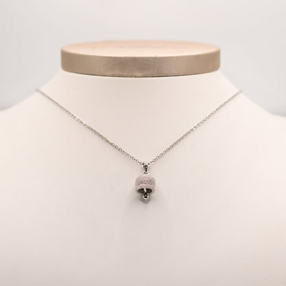 Set Campanelle Porta Fortuna Silver Un set elegante composto da collana e orecchini a tema campanelle porta fortuna. Realizzato in colore argento, ideale per ogni occasione. Prezzo: 22,90€.